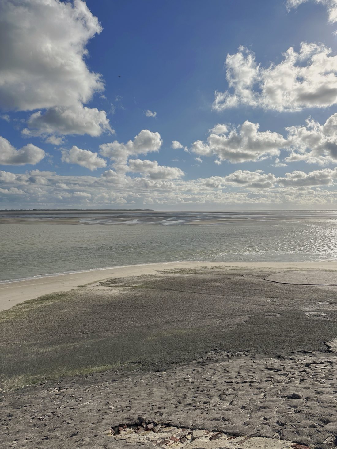 La Baie d'Authie à marée basse, bancs de sable découverts et chenaux